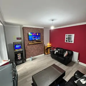 Holiday home Giga Residential 4 Bedrooms, 8 Guests , Near Centre, Arcade Machine, Sky Tv, Netflix, Free Wifi, Free Parking, Newcastle upon Tyne